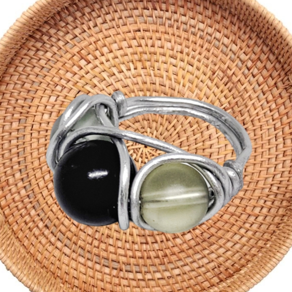 Black and Green Beads Hand Wired Ring - Picture 4 of 7